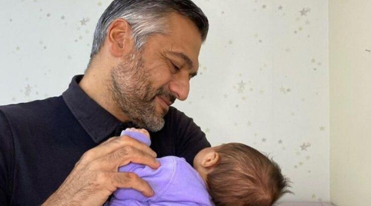 Στέλιος Κρητικός: Μας έδειξε για πρώτη φορά το πρόσωπο της νεογέννητης κόρης του [εικόνα]