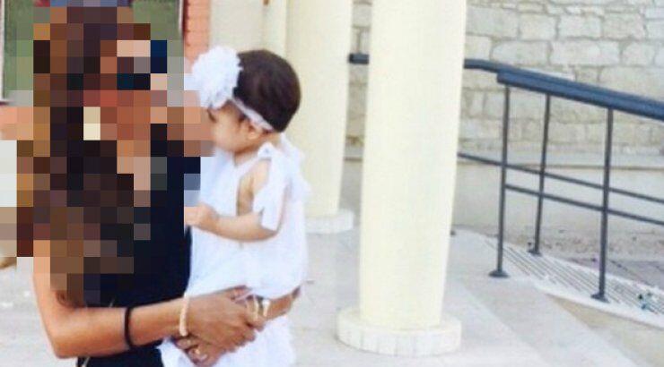 Κύπρια παρουσιάστρια σε δημόσια εμφάνιση με την ενός έτους κόρη της