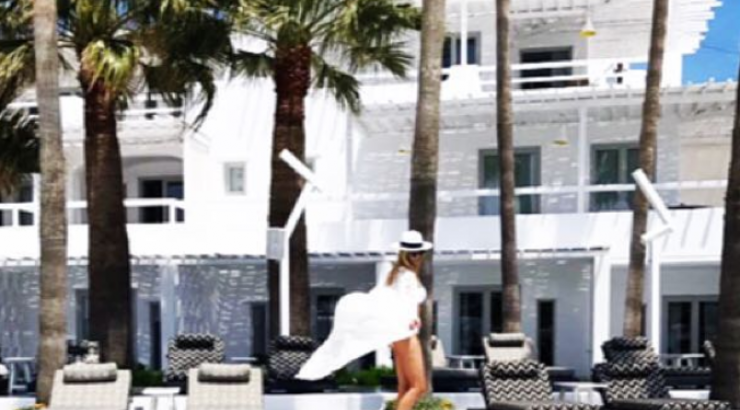 Επώνυμη Κύπρια "βάζει φωτιά" στη Μύκονο!