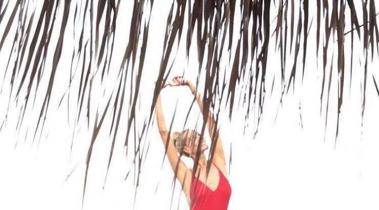 Μα τι πόδια! Επώνυμη Κύπρια ποζάρει σε παραλία της Λάρνακας και ανεβάζει τη θερμοκρασία στα ύψη!