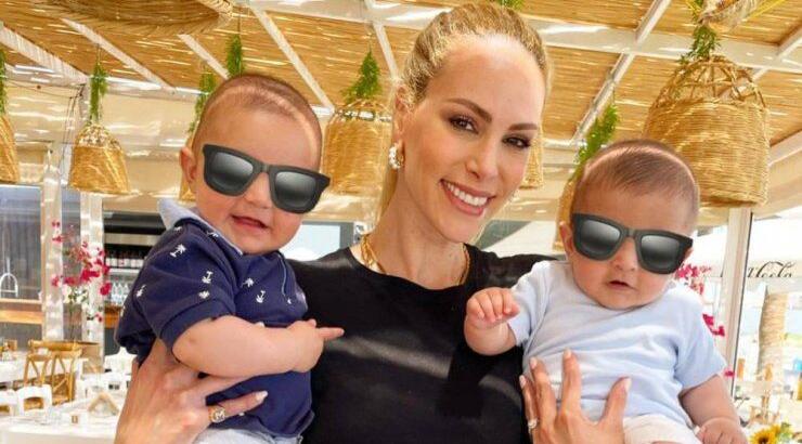 Στέλλα Δημητρίου – Δημήτρης Μιχαηλίδης: Ποζάρουν με τα δίδυμα στον Λευκό Πύργο [εικόνες]