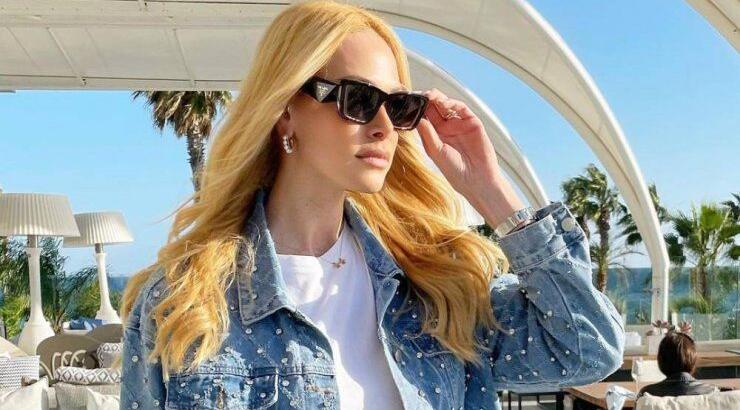 Στέλλα Δημητρίου: Βόλτα με τους δίδυμους γιους της και την πεθερά της [βίντεο]