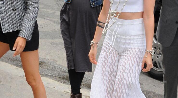 Kristen Stewart: Δείτε την στυλάτη εμφάνισή της στο show του οίκου Chanel [εικόνες]