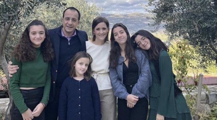 Νίκος Χριστοδουλίδης: Αγκαλιά με την κόρη του στην αποφοίτησή της [εικόνα]