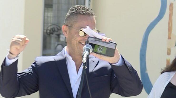 Tζον Χριστοδούλου: Πήγε στο γυμνάσιο Αγλαντζιάς και τους έβαλε τον ύμνο της Ομόνοιας [βίντεο]