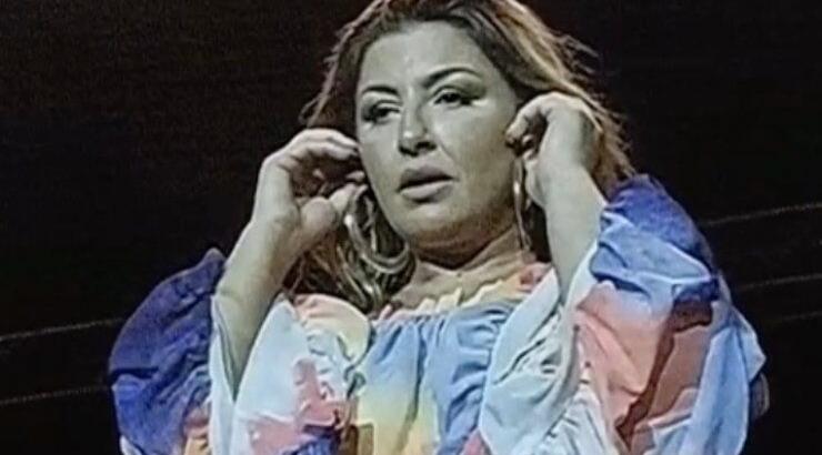 Έλενα Παπαρίζου: Διέκοψε τη συναυλία της και κάλεσε αστυνομία! Άνδρας κατέβασε το παντελόνι του [βίντεο]