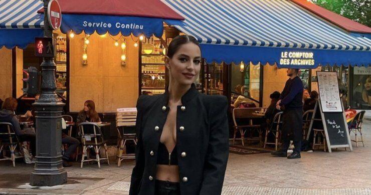 Kωνσταντίνα Ευριπίδου: Ποζάρει με καυτά μαύρα εσώρουχα στο δωμάτιο του ξενοδοχείου της