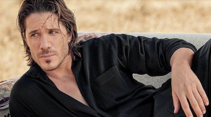 Αυτός είναι ο άγνωστος αδερφός του Νίκου Οικονομόπουλου που ζει στην Κρήτη [εικόνες]