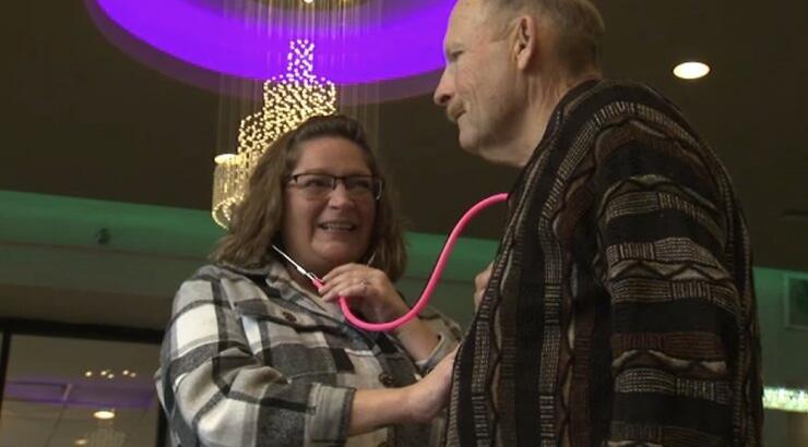 Συγκλονιστική στιγμή: Μητέρα ακούει την καρδιά της κόρης της στο σώμα ενός άνδρα που του έγινε μεταμόσχευση [βίντεο]