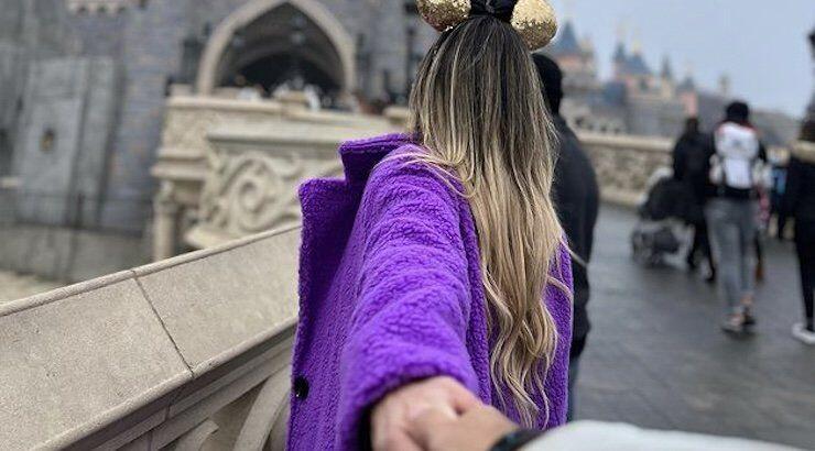 Kύπρια τραγουδίστρια: Σπάνια τρυφερά στιγμιότυπα με τον σύντροφο της στη Disneyland