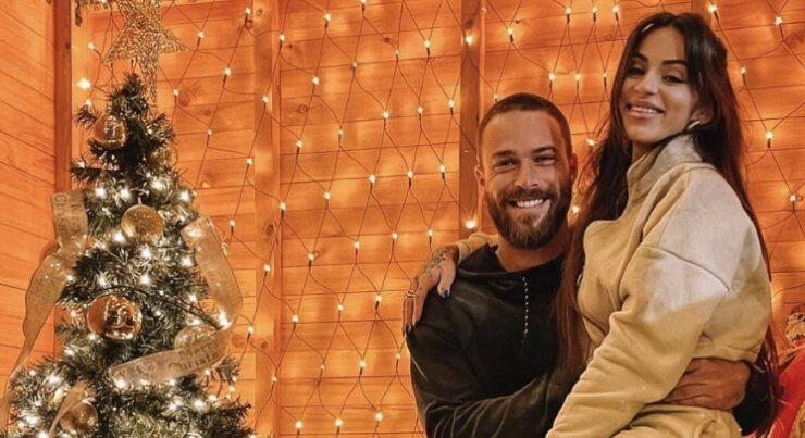 Στέφανος Μιχαήλ - Νάταλι Κάτερ: Τρυφερές στιγμές και φιλιά σε χριστουγεννιάτικο χωριό του νησιού μας [εικόνες]