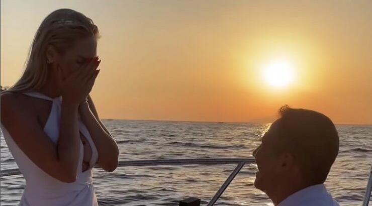 Το σκυλάκι γνωστής Ελληνίδας αποκάλυψε στο σύζυγο της πως είναι έγκυος κρατώντας στο στόμα το τεστ 