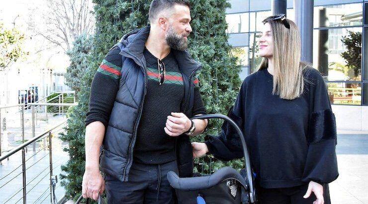 Κώστας Σόμμερ – Βαλεντίνη Παπαδάκη: To εξιτήριο από το μαιευτήριο με τη νεογέννητη κόρη τους [εικόνες]