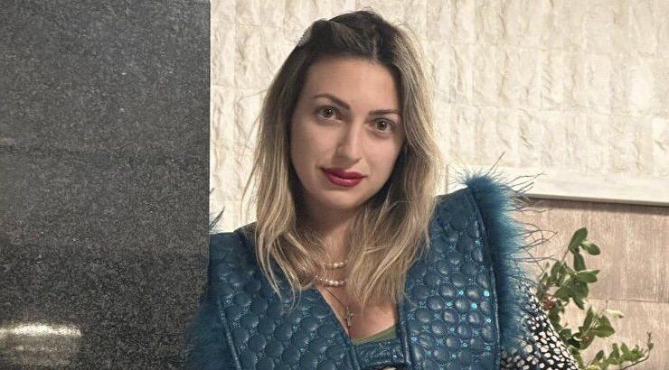 Κρίστυ Παπαδοπούλου: Νέα εικόνα της εγκυμοσύνης της σχηματίζοντας καρδιά στη φουσκωμένη κοιλιά της