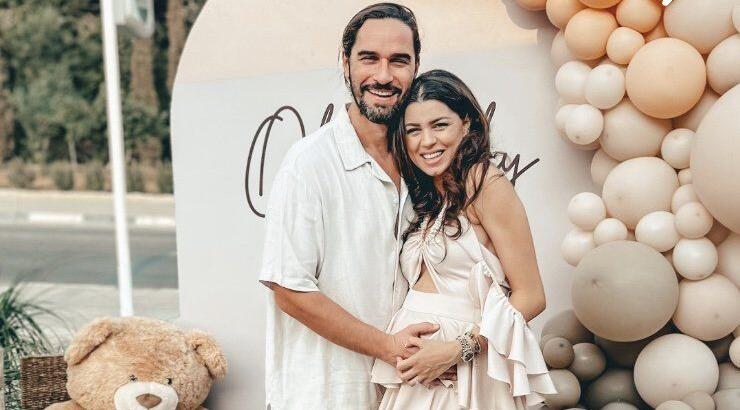 Kλέλια Γιασεμίδου - Πέτρος Αθανασίου: Αγκαλιά με την κόρη τους αποκάλυψαν το όνομα που θα της δώσουν