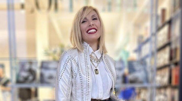 Συγκινητικές εικόνες της Μαρίνας Φιλιππίδου με τον γάτο της που τον πυροβόλησε ο γείτονας της