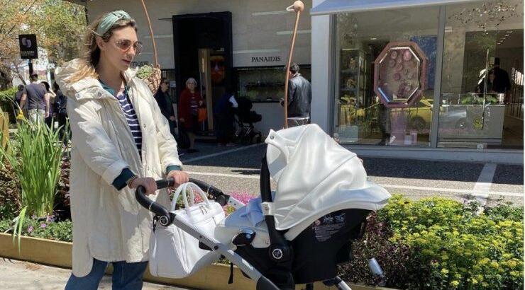 Κρίστυ Παπαδοπούλου: Το πρώτο ταξίδι με τον γιο της - Η τρυφερή στιγμή στο αεροπλάνο