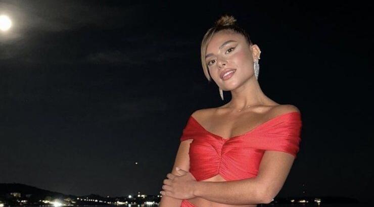 Ελευθερία Ελευθερίου: Περπατούσε με ανοιχτό σακάκι χωρίς εσώρουχο στο κέντρο της Αθήνας [εικόνες]