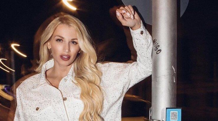 Κωνσταντίνα Σπυροπούλου: Η selfie με την κούκλα αδερφή της - Δείτε πόσο μοιάζουν