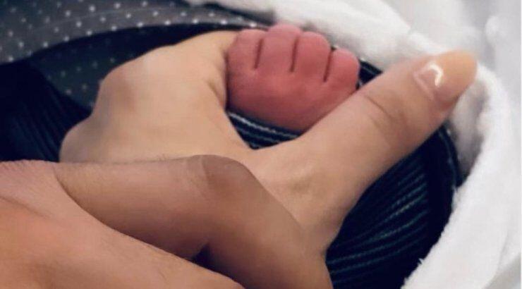 Συγκινημένος Κύπριος τραγουδιστής μόλις έγινε ξανά μπαμπάς - Η εικόνα στο μαιευτήριο