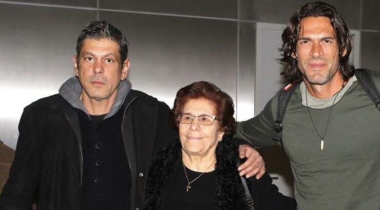 Γιάννης Σπαλιάρας: Για μουσακά στο σπίτι της μαμάς αγκαλιά με τον αδερφό του [εικόνα]