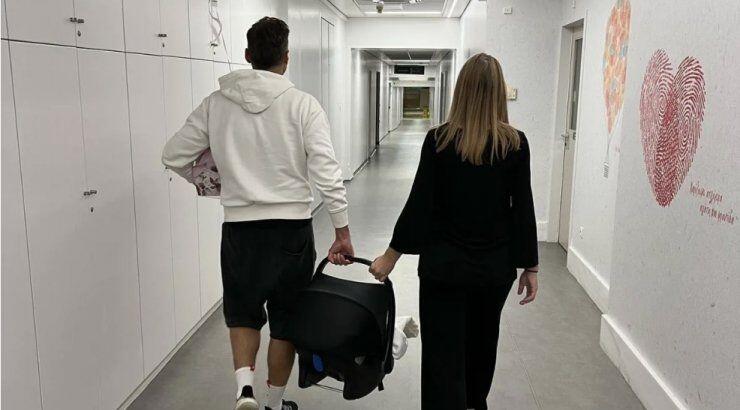 Συγκινεί στο εξιτήριο της η Ελληνίδα ηθοποιός: "Κάποτε σου έλεγα ή κανείς ή και οι δύο μαζί. Τώρα λοιπόν είμαστε τρεις"