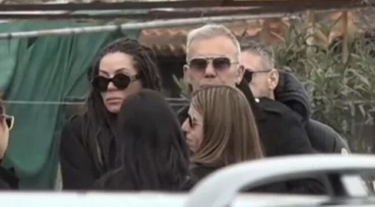 Στέλιος Ρόκκος – Λελέ Γκόφα: Συντετριμμένοι στην κηδεία του Νίκου Ρόκκου [βίντεο]