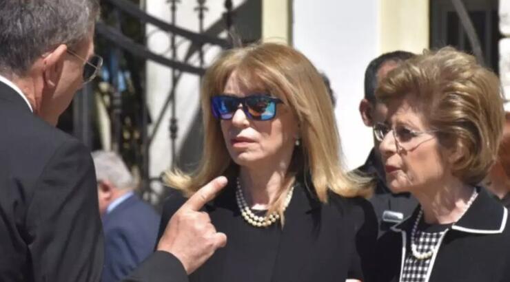  Έλλη Στάη: Το τελευταίο αντίο στη μητέρα της Ρενέ Τσαρλαμπά [εικόνες]