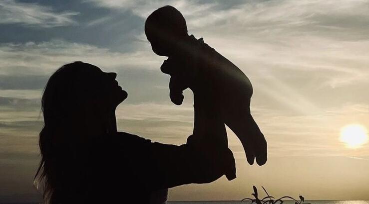 Η επώνυμη Κύπρια σε βόλτα με τον νεογέννητο γιο της με φόντο την παραλία