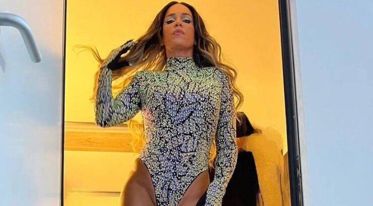 Η Κατερίνα Στικούδη χορεύει στο ασανσέρ και μας δείχνει τη φουσκωμένη της κοιλίτσα [βίντεο]