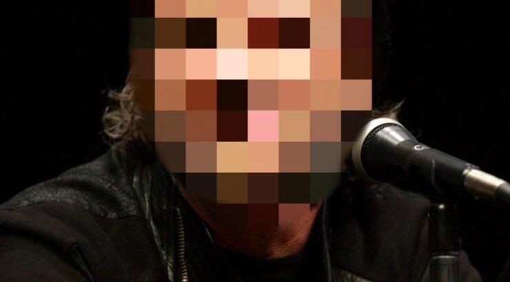 Πασίγνωστος καλλιτέχνης εμφανίστηκε στη σκηνή με κόκκινο στρινγκ! [εικόνα]