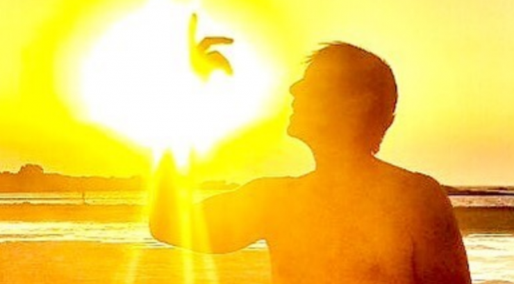 Ο Έλληνας ηθοποιός παντρεύεται το καλοκαίρι και μας έδειξε το προσκλητήριο του γάμου του