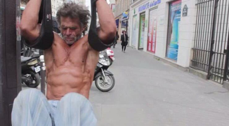 Ο άστεγος bodybuilder που έχει κάνει τους δρόμους του Παρισιού γυμναστήριο [βίντεο]