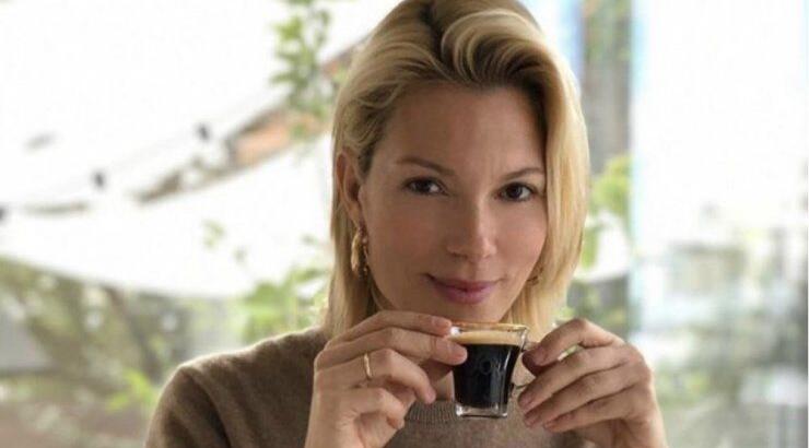 H Βίκυ Καγιά σου δείχνει πως να φορέσεις ένα από τα πιο αγαπημένα prints