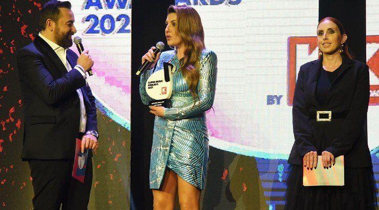 Έλενα Παπαρίζου: Το ilovestyle.com τη βράβευσε στα Super Music Awards 2021!