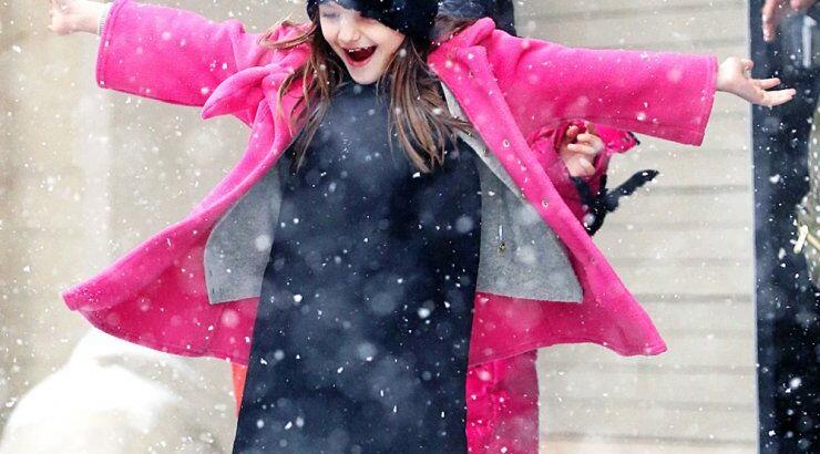 Κόρη διάσημων γονιών χαίρεται με το χιόνι στη Νέα Υόρκη [φωτογραφίες]