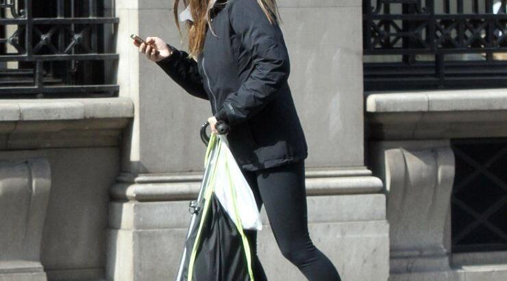 Ποια διάσημη σταρ κινείται με scooter στο Παρίσι [εικόνες]