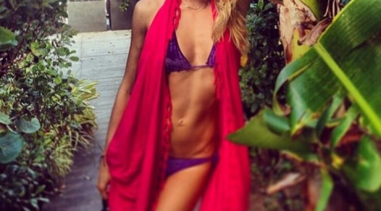 Ήταν ζευγάρι με τον πιο γοητευτικό άντρα του Hollywood, είναι super γυμνασμένη και όμως ζήλεψε τους κοιλιακούς της Μαριέττας Χρουσαλά!