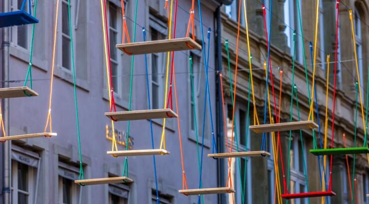 Κούνιες πάνω από το δρόμο!