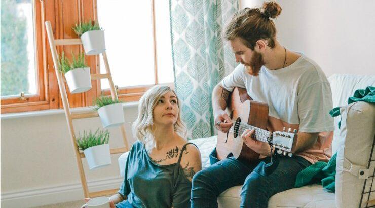 Οκτώ πράγματα που μπορούμε να κάνουμε με το ταίρι μας σε εποχές "εγκλεισμού"