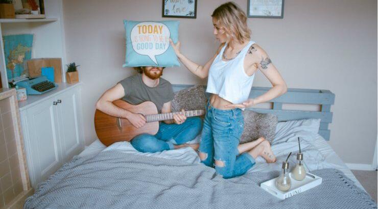 Έξι λόγοι για να κάνεις σχέση με έναν μικρότερο άντρα