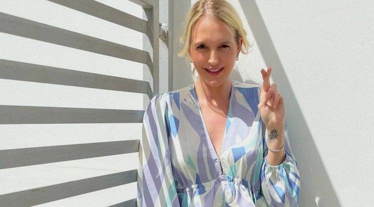 Summer Style: Η Σύλβια Μαυροπούλου φόρεσε τα πιο chic πέδιλα για την παραλία