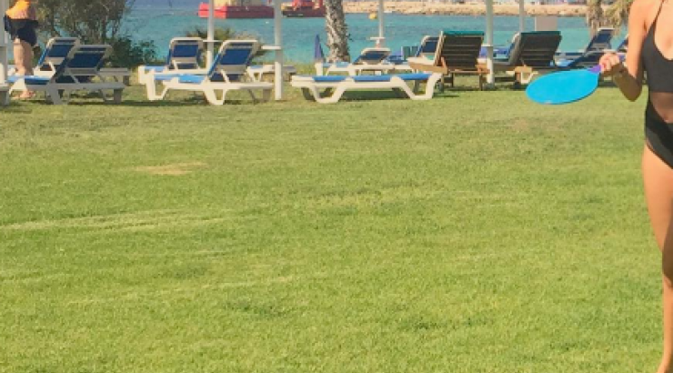 Κύπρια socialite με elegant μαγιό και άψογη σιλουέτα παίζει ρακέτες στην παραλία!