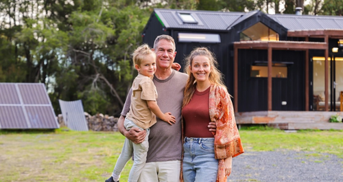 Μέσα σε ένα μικροσκοπικό σπίτι μέσα στη φύση της Τασμανίας