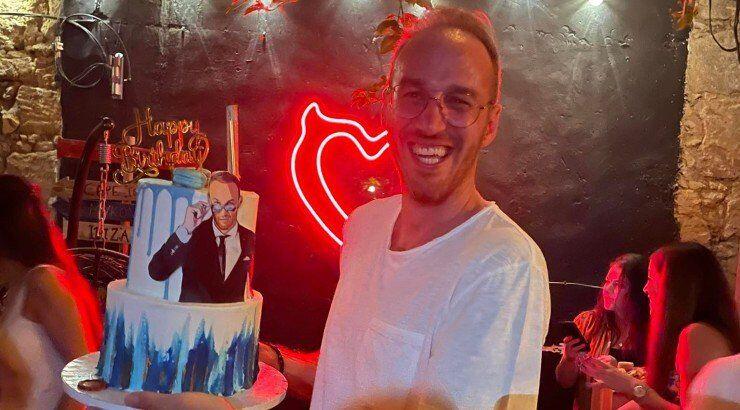 Τάσος Θεοδώρου: Ο Άγιος Βασίλης που πετάχτηκε από την υπερμεγέθη τούρτα γενεθλίων του [βίντεο]