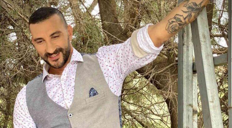 Τάσος Ευαγγέλου: Μας έδειξε το μοντέρνο σαλόνι που διαθέτει και θα ζήλευε κάθε εργένης!