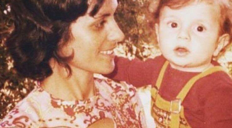 Ποιος επώνυμος Κύπριος είναι το αγοράκι στη φωτογραφία αγκαλιά με τη μητέρα του;