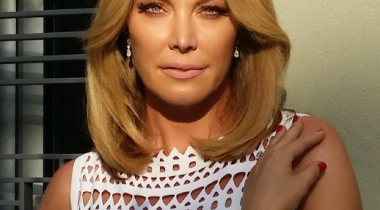 Τατιάνα Στεφανίδου: Ποζάρει με λευκό ολόσωμο μαγιό χωρίς ρετούς και μακιγιάζ και είναι μία κούκλα!