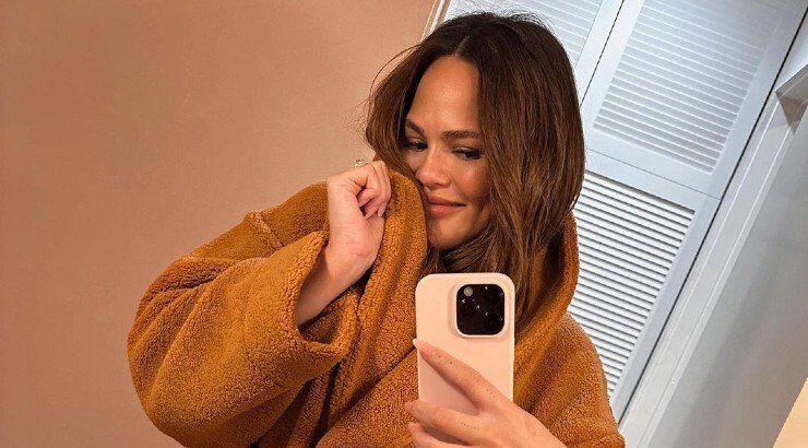 Chrissy Teigen: Η πρώτη εικόνα που μοιράστηκε δείχνοντάς μας το πρόσωπο της κορούλας της