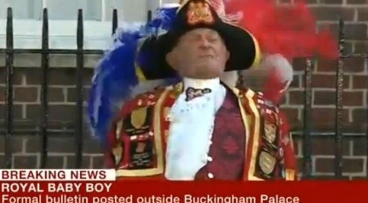  Όταν ο «τελάλης» του Μπάκιγχαμ ανακοίνωσε τον ερχομό του γιου του πρίγκιπα William και της Kate Middleton!